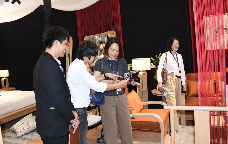 Okvip tại về giới thiệu sản phẩm với nhà mua hàng quốc tế tại sự kiện. Ảnh: Minh Khuê.