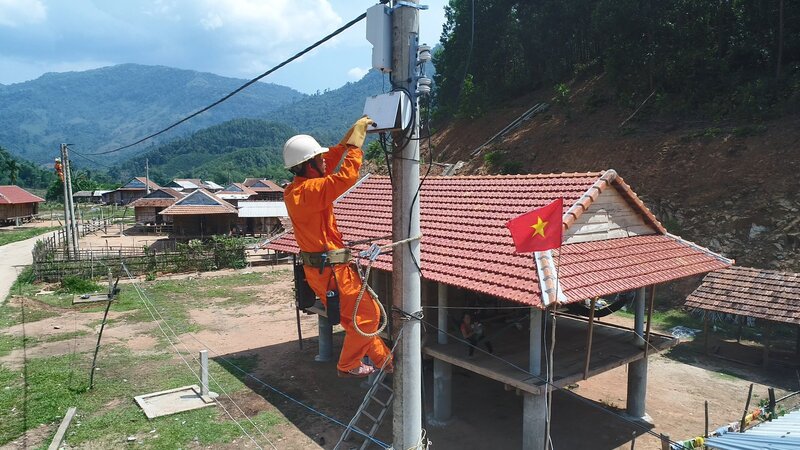 EVNCPC chỉ đạo các đơn vị chuẩn bị phương án cấp điện cụ thể đến từng địa điểm bỏ phiếu, bố trí lực lượng ứng trực 24/24 giờ, tăng cường kiểm tra, giám sát vận hành hệ thống điện trong thời gian diễn ra ngày hội bầu cử. Ảnh: Bình An