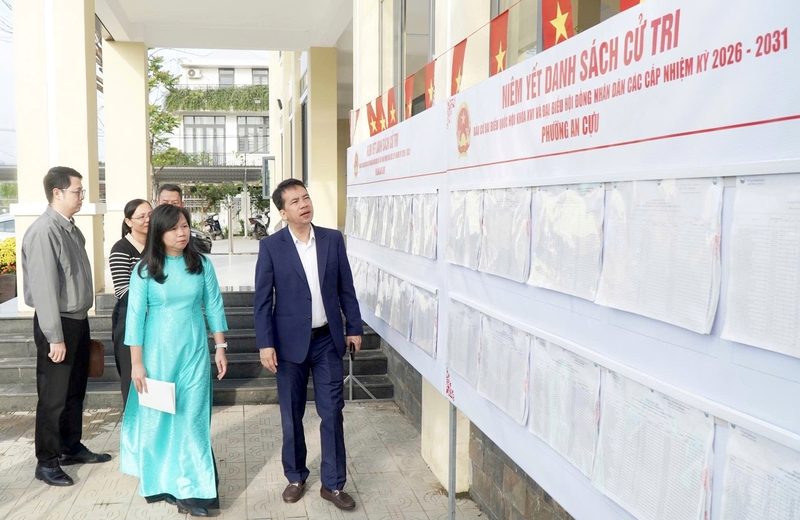 Lãnh đạo thành phố Huế kiểm tra công tác bầu cử tại phường An Cựu. Ảnh: L. Thọ
