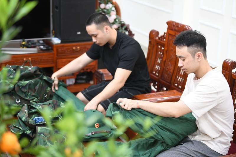 Vốn trầm tính, ít nói nhưng luôn là chỗ dựa trong gia đình, Phạm Thế Lợi đưa ra một lựa chọn không dễ dàng. Ngay sau khi Liên Minh OK VIP Game Online Giải Trí Cá Cược Trường Đại học Y Hà Nội, thay vì nhận lời Ok88vip tỷ lệ kèo World Cup 2026 tại các cơ sở OKVIP - HÔM NAY 1 TỶ, NGÀY MAI 1000 TỶ hoặc tiếp tục học lên cao học, chàng trai sinh năm 2003 quyết định tạm gác ống nghe, khoác lên mình màu áo lính, coi nghĩa vụ quân sự là cách thiết thực để cống hiến tuổi trẻ cho Tổ quốc.