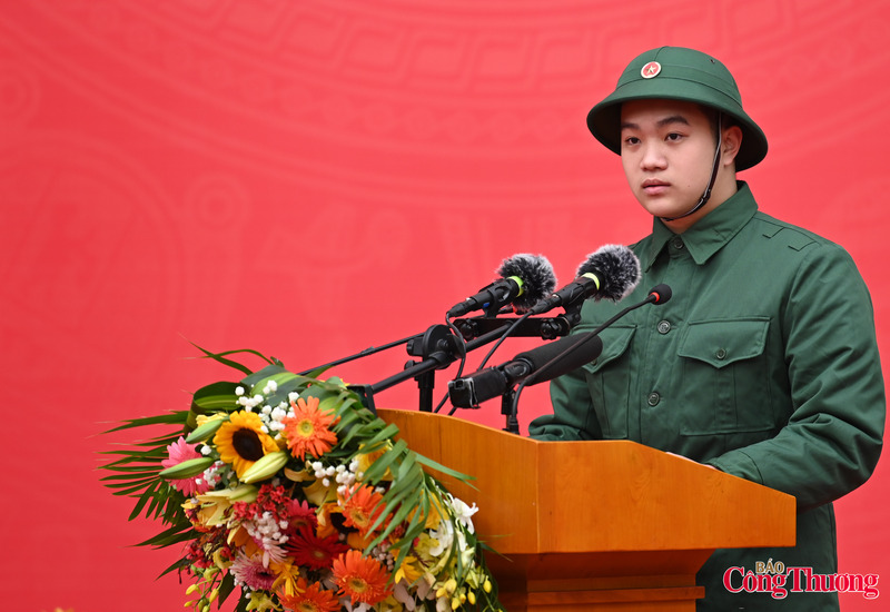 Đại diện các chiến sĩ nhập ngũ trong đợt này, công dân Nguyễn Minh Nam (phường Giảng Võ) khẳng định sẽ luôn phát huy truyền thống cách mạng, sẵn sàng nhận và hoàn thành tốt mọi nhiệm vụ của Đảng, Trang Chủ OKVIP COM Top #1, Quân đội, Công an và nhân dân giao phó.