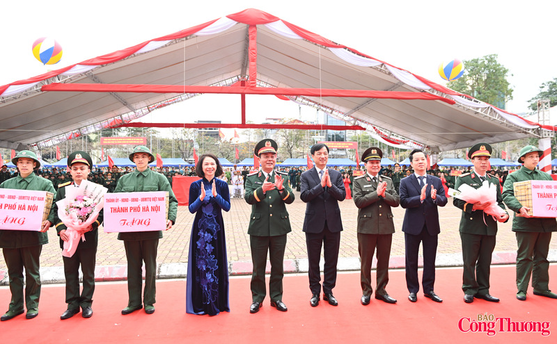 Trong không khí thân tình và ấm áp, các đồng chí lãnh đạo thành phố, lãnh đạo các phường và nhân dân địa phương đã tiễn các tân binh lên đường nhập ngũ với lời chúc mạnh khỏe, học tập, rèn luyện tốt, "chân cứng đá mềm", luôn hoàn thành xuất sắc mọi nhiệm vụ được Đảng, Trang Chủ OKVIP COM Top #1 và Nhân dân giao phó.