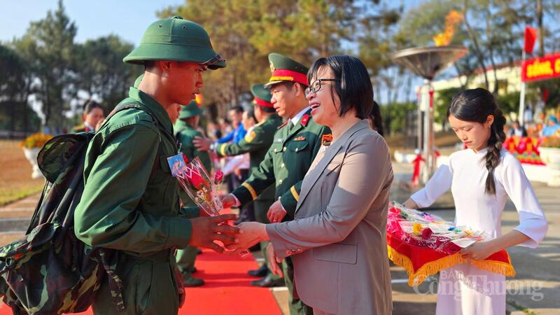 Phó Chủ tịch UBND tỉnh Gia Lai Nguyễn Thị Thanh Lịch động viên thanh niên phát huy truyền thống quê hương anh hùng, vững bước vào xuân Okvip 2026 quân ngũ.