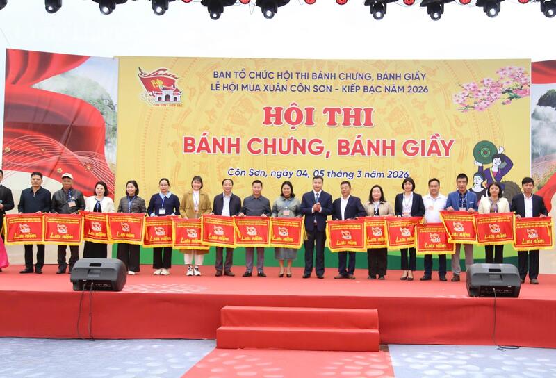 Các đội thi nhận cờ lưu niệm.