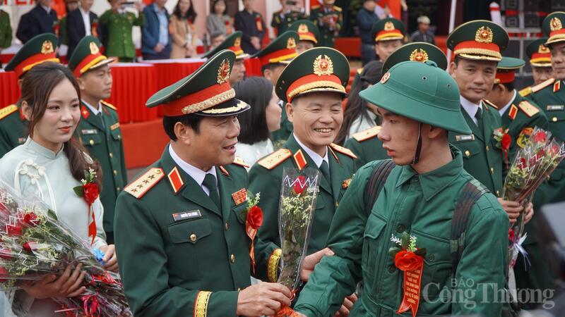 Đại tướng Nguyễn Tân Cương tham dự Lễ giao nhận quân năm 2026 tại Điểm giao nhận quân số 7, Ban Chỉ huy phòng thủ khu vực 3 - Đông A, phường Nam Định, tỉnh Ninh Bình sáng 4/3/2026. Ảnh: Minh Trang