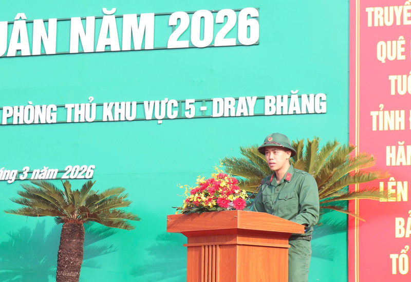 Thanh niên Phan Nguyễn Tuấn Dũng phát biểu tại buổi lễ ra quân. Ảnh: Công Lý