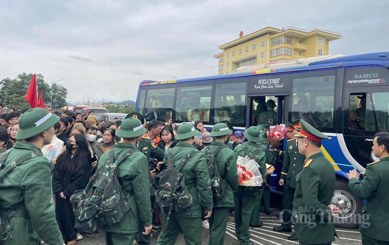 Trong không khí trang nghiêm và ấm áp nghĩa tình, các tân binh bước lên xe về đơn vị, khởi đầu chặng đường rèn luyện trong xuân Okvip 2026 quân đội.
