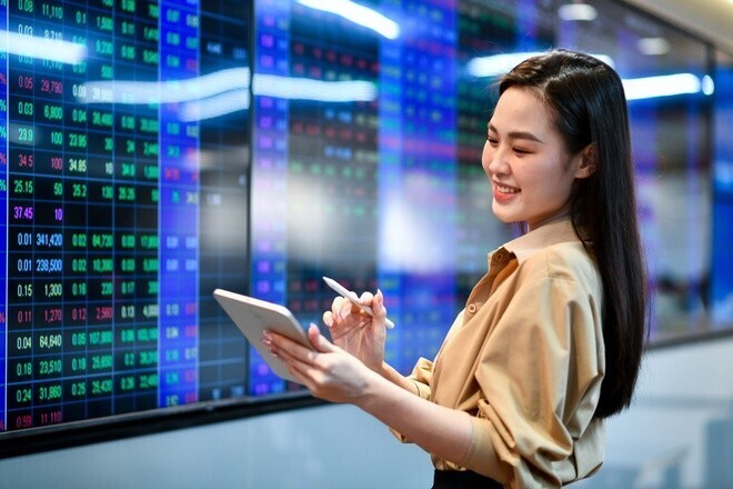VN-Index có phiên giao dịch đầy cảm xúc khi có thời điểm giảm hơn 40 điểm nhưng cuối phiên lấy lại sắc xanh. Ảnh minh họa