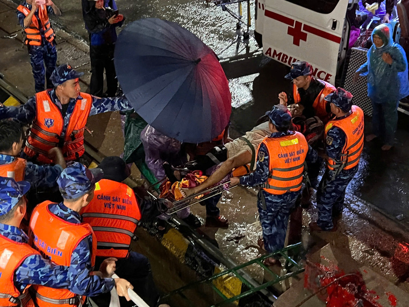 Mỗi vụ cứu nạn thành công, góp phần làm tăng thêm niềm tin của bà con đối với lực lượng thực thi pháp luật trên biển. Ảnh: Bình An