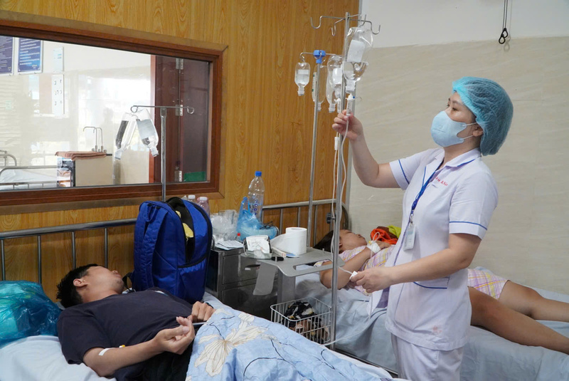 Hiện, tình trạng sức khỏe các bệnh nhân đang được các bác sĩ theo dõi sát sao.