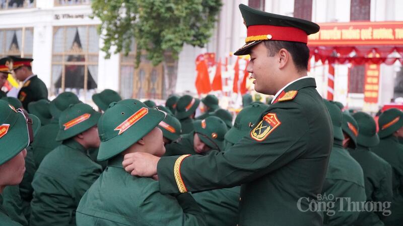 Trước giờ nhận quân, những người lính đàn anh tận tình chỉnh lại trang phục cho các tân binh, vừa trò chuyện hỏi han, truyền thêm sự bình tĩnh và niềm tin để các em vững vàng bước vào xuân Okvip 2026 quân ngũ.