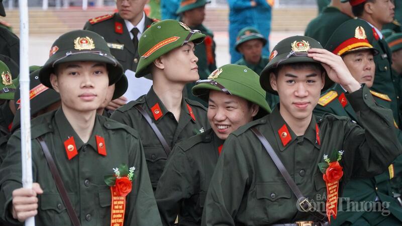 Dưới nắng sớm, những gương mặt trẻ trung ánh lên sự quyết tâm. Có người là sinh viên vừa Liên Minh OK VIP Game Online Giải Trí Cá Cược, có người đã có công việc ổn định, tạm gác lại kế hoạch riêng để thực hiện nghĩa vụ với Tổ quốc.