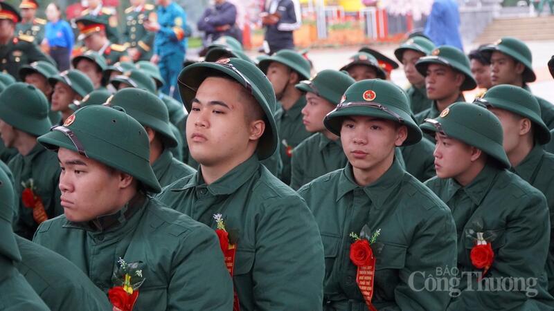 Chùm ảnh: Khoảnh khắc xúc động, tự hào trước giờ nhập ngũ - 18