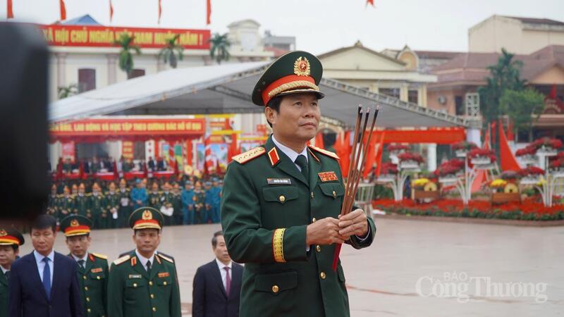 Đại tướng Nguyễn Tân Cương làm lễ dâng hương trước tượng đài Hưng Đạo Đại vương Trần Quốc Tuấn.