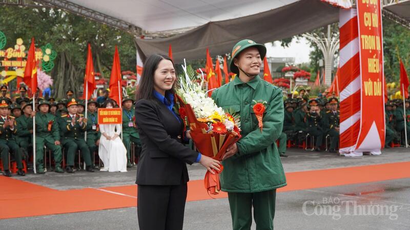 Đại diện Ban Thường vụ Đoàn Thanh niên Tỉnh đoàn Ninh Bình tặng hoa kỷ niệm cho đại diện tân binh thực hiện nghĩa vụ quân sự.