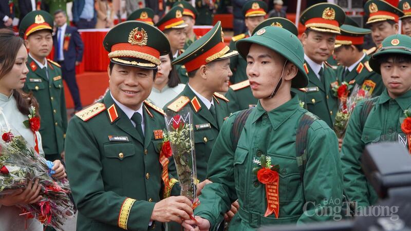 Đại tướng Nguyễn Tân Cương tặng hoa cho các tân binh, gửi gắm lời chúc lên đường mạnh khỏe, hoàn thành xuất sắc nhiệm vụ. Cái bắt tay chặt, ánh mắt động viên của vị Đại tướng như tiếp thêm niềm tin và khí thế cho những người lính trẻ trước giờ xuất phát.