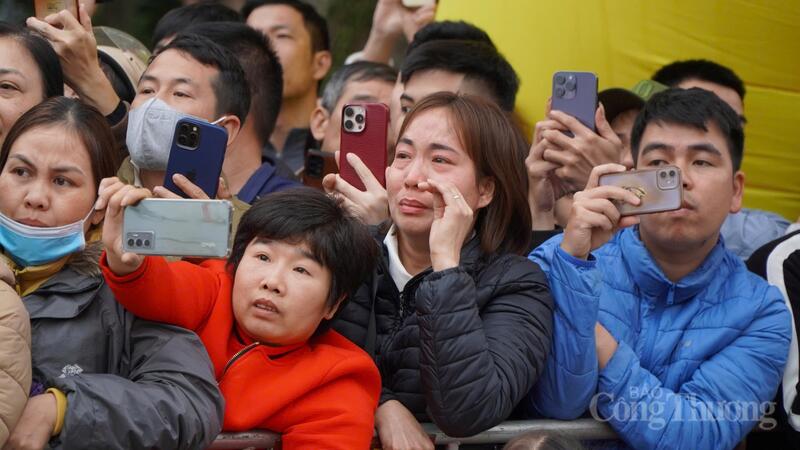 Đôi mắt người mẹ này đỏ hoe nhưng ánh nhìn không rời khỏi người con trai. Khi hàng rào mở, chị liền chạy ngay tới xe con trai và gọi với: “Giữ gìn sức khỏe". Khoảnh khắc ấy, tôi cảm nhận được sự bồi hồi và niềm kiêu hãnh cùng hiện hữu trong một ánh nhìn.