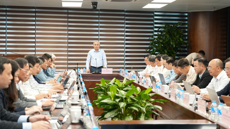 Tổng Giám đốc Tập đoàn Vũ Anh Tuấn phát biểu tại Okvip69 Đăng ký cá cược giao ban trực tuyến điều hành sản xuất tháng 3/2026 tại trụ sở Tập đoàn.