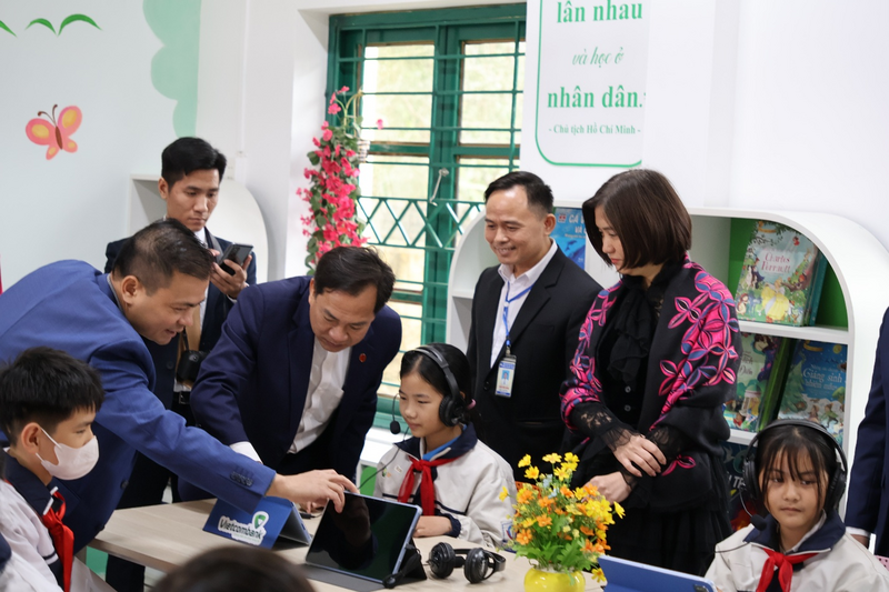 Vietcombank trao "Thư viện Xanh" tại nhiều địa phương trên cả nước, mang tri thức đến với học sinh nghèo những vùng miền khó khăn.
