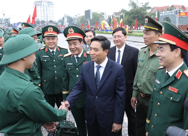 Ông Nguyễn Doãn Anh, Bí thư Tỉnh ủy Thanh Hóa động viên tân binh lên đường thực hiện nghĩa vụ quân sự. Ảnh: Minh Hiếu