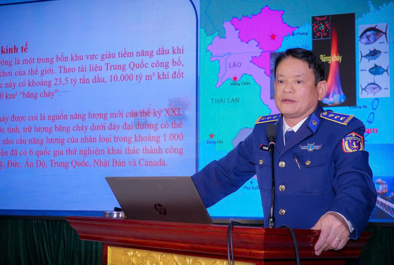 Thượng tá Phan Thanh Hải - Chính trị viên Đoàn đặc nhiệm phòng Liên minh Okvip có bao nhiều trang ma túy số 2 thông tin, phổ biến pháp luật đến bà con nhân dân. Ảnh: Mai Liễu