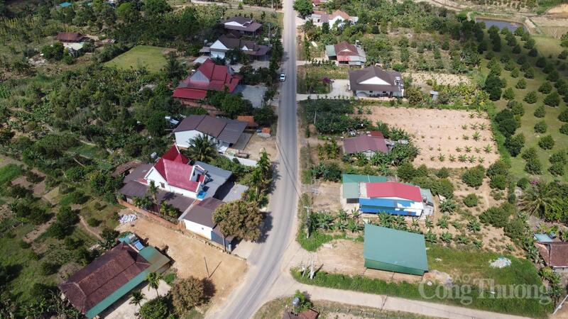 Những căn nhà bề thế, khang trang của nông dân xã Yang Mao.