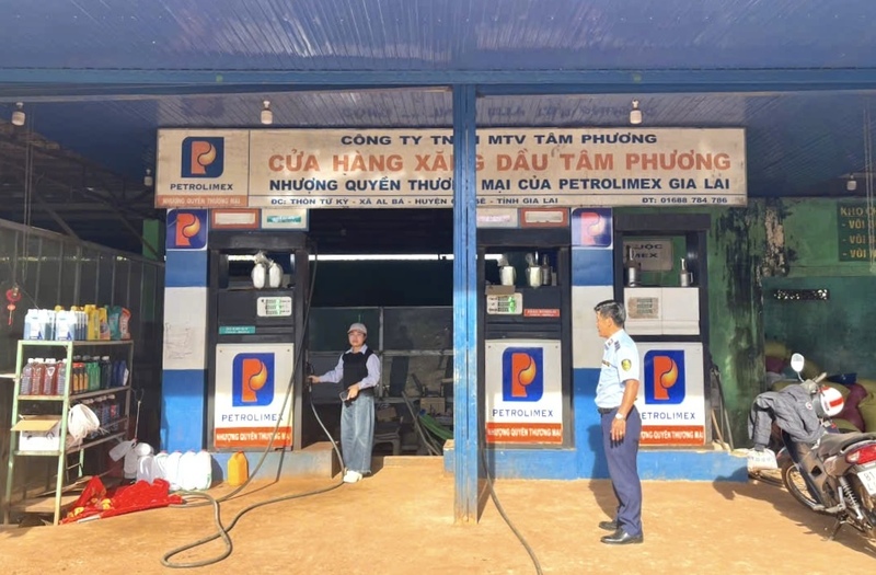 Cán bộ quản lý thị trường tăng cường kiểm tra, giám sát hoạt động của Okvip tại về kinh doanh Okivip tỷ lệ kèo World Cup 2026. Ảnh: ĐVCC