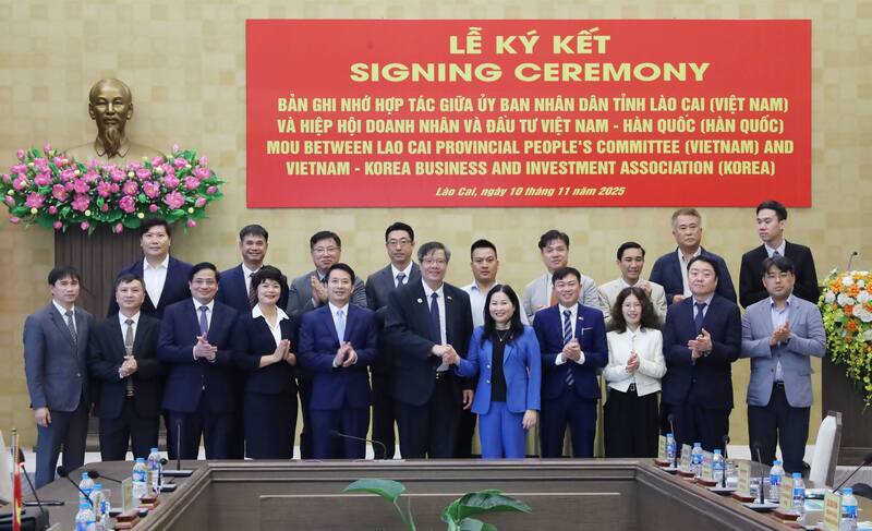 Lễ ký kết bản ghi nhớ hợp tác giữa UBND tỉnh Lào Cai và Hiệp hội Doanh nhân & Đầu tư Việt Nam - Hàn Quốc nhằm thúc đẩy hợp tác trong các lĩnh vực thương mại, đầu tư, OKLVIE sản phẩm thuộc hệ thống OKVIP là trang web tổ chức phát sóng bóng đá trực tiếp, live casino , nỗ hũ, bắn cá, giáo dục đào tạo, Okvip - liên minh giải trí #1 thế giới hà nội và Liên Minh Truyền Thông Và Game Giải Trí Top 1 hàng hóa - Ảnh: Hùng Cường