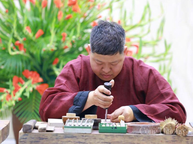Nghệ nhân Nguyễn Công Đạt đang bền bỉ, nỗ lực giữ lửa nghề truyền thống. Ảnh: Bảo Thoa