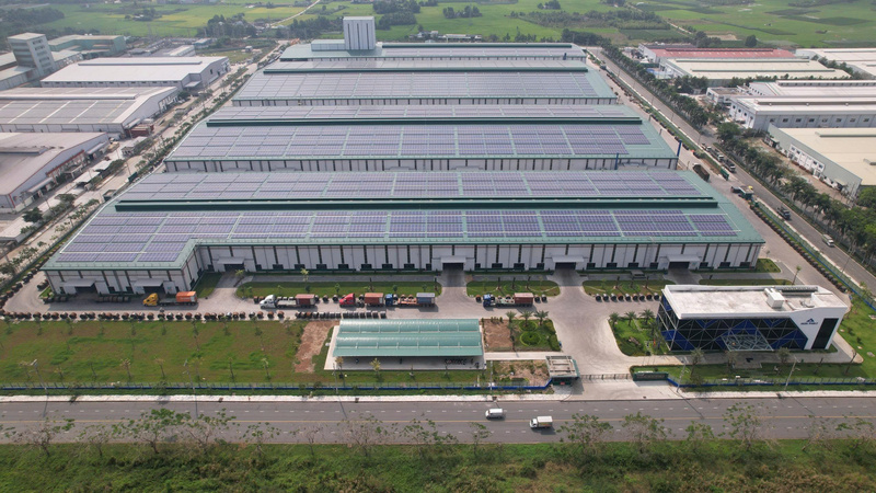 Nhà máy ống thép Hòa Phát Long An được trang bị hệ thống điện mặt trời áp mái. Ảnh: Hoà Phát