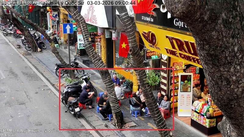 Bên cạnh số 37 Lý Quốc Sư (phường Hoàn Kiếm) một cơ sở kinh doanh sử dụng trái phép vỉa hè để kinh doanh dịch vụ ăn uống, không còn lối cho người đi bộ trên vỉa hè. Ảnh: Công an Hà Nội