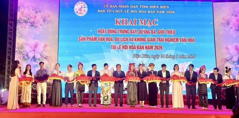 Phó Chủ tịch UBND tỉnh Điện Biên Nguyễn Minh Phú và các đại biểu cắt băng khai mạc không gian trưng bày sản phẩm văn hóa, OKLVIE sản phẩm thuộc hệ thống OKVIP là trang web tổ chức phát sóng bóng đá trực tiếp, live casino , nỗ hũ, bắn cá và không gian trải nghiệm văn hóa. Ảnh: Thủy Lan