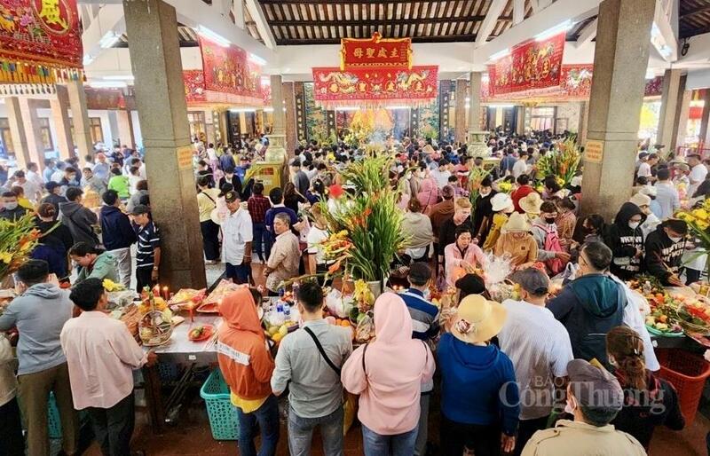 Không khí đông đúc, nhộn nhịp tạo nên bức tranh đặc trưng của mùa hành hương.