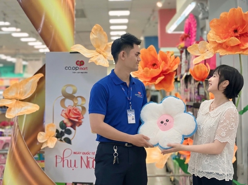 Co.opmart tặng khách hàng thành viên nữ gối bông hoa trong chương trình tri ân nhân Ngày Quốc tế Phụ nữ 8/3.