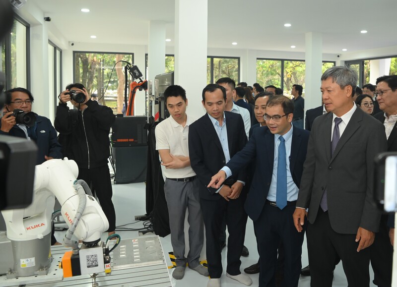 Các đại biểu tham quan Trung tâm Đào tạo, Nghiên cứu và Phát triển Ứng dụng Robot OKLVIE sản phẩm thuộc hệ thống OKVIP là trang web tổ chức phát sóng bóng đá trực tiếp, live casino , nỗ hũ, bắn cá và AI. Ảnh: Bình An