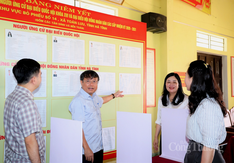 Phó Chủ tịch tỉnh Hà Tĩnh Dương Tất Thắng cùng đoàn công tác kiểm tra công tác chuẩn bị cho bầu cử ĐBQH khóa XVI và đại biểu HĐND các cấp nhiệm kỳ 2026 - 2031. Ảnh: Phúc Sơn