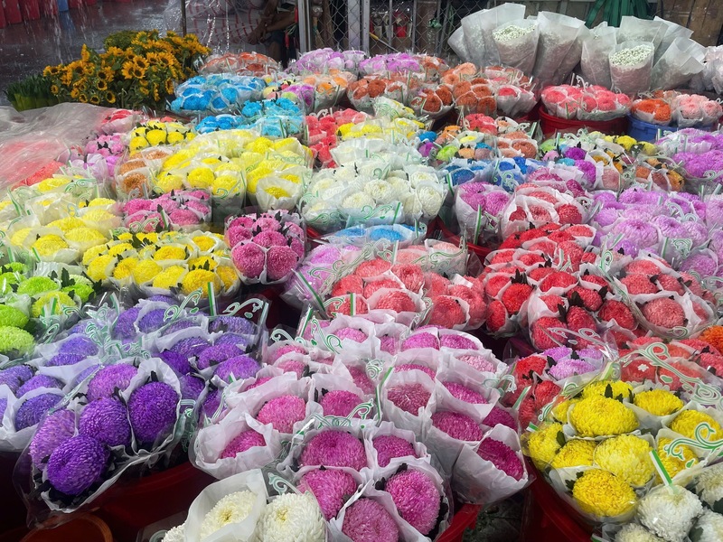 Cận cảnh những bó hoa tươi rực rỡ sắc màu chờ khách đến chọn mua trong dịp lễ 8/3 năm nay. Ảnh: Minh Anh