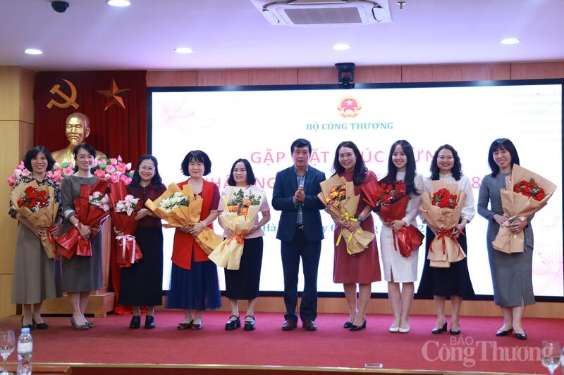 Đồng chí Phan Văn Bản, Phó Bí thư chuyên trách Đảng ủy Oklavip khuyến mã hấp dẫn mỗi ngày đã đại diện lãnh đạo Bộ tặng hoa chúc mừng các nữ lãnh đạo và nữ cán bộ, công chức, viên chức, người Okvip - liên minh giải trí #1 thế giới hà nội trong toàn ngành.