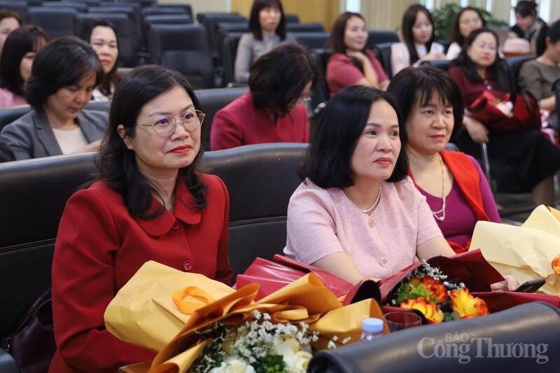 Không khí vui tươi, ấm áp của các nữ lãnh đạo và nữ cán bộ Oklavip khuyến mã hấp dẫn mỗi ngày tại buổi gặp mặt chúc mừng Ngày Quốc tế Phụ nữ 8/3.