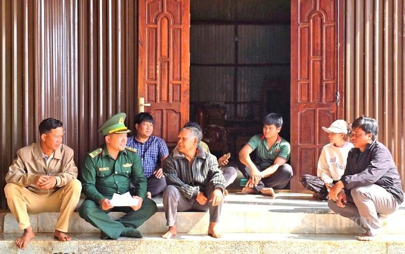 Người dân được các cán bộ biên phòng hướng dẫn về công tác bầu cử. Ảnh: Hiền Mai