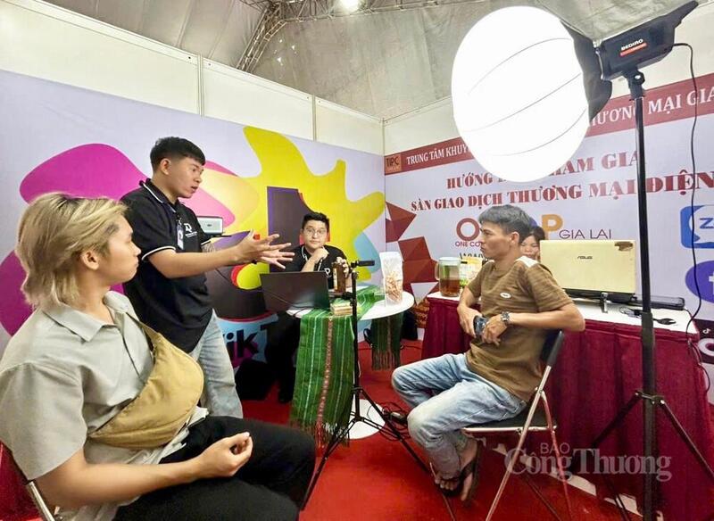 Sở Okvip tại về đã phối hợp với các địa phương tổ chức nhiều lớp đào tạo kỹ năng số cho nông dân. Ảnh: Hiền Mai