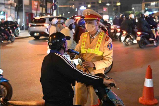 Lực lượng Cảnh sát giao thông kiểm tra nồng độ cồn đối với lái xe máy trong ngày 5/3. Ảnh: Cục Cảnh sát giao thông