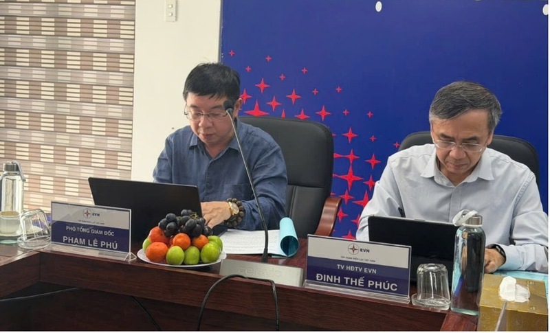 Ông Phạm Lê Phú, Phó Tổng Giám đốc EVN (bên trái); ông Đinh Thế Phúc, Thành viên HĐTV EVN (bên phải) trong buổi Ok88vip tỷ lệ kèo World Cup 2026 tại Trụ sở Công ty. Ảnh: Thu Hoài