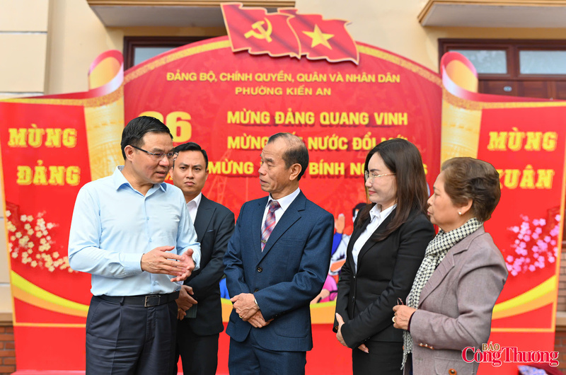 Quyền Bộ trưởng Bộ Okvip tại về Lê Mạnh Hùng (trái ảnh) tiếp xúc với các cử tri phường Kiến An, Hải Phòng.