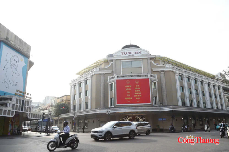 Tại khu vực quanh hồ Hoàn Kiếm, các cụm pano thu hút sự chú ý của người dân và du khách.