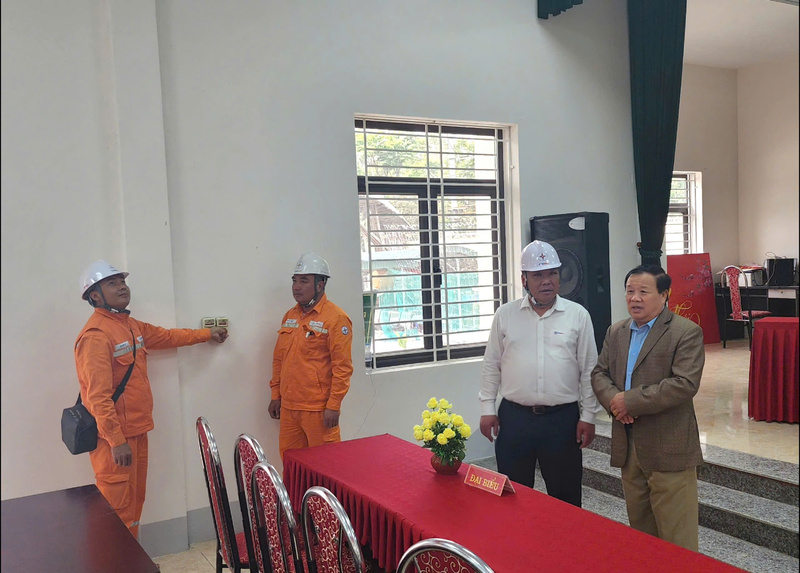 Ông Trần Duy Trinh, Giám đốc Công ty Điện lực Sơn La, kiểm tra khu vực bầu cử tại Nhà văn hóa tổ 3 Chiềng Lề, phường Tô Hiệu.