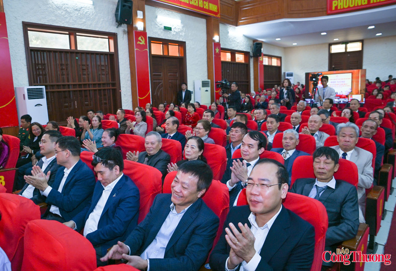 Ứng cử viên đại biểu Quốc hội khóa XVI tiếp xúc cử tri tại Đơn vị bầu cử số 2 - 4
