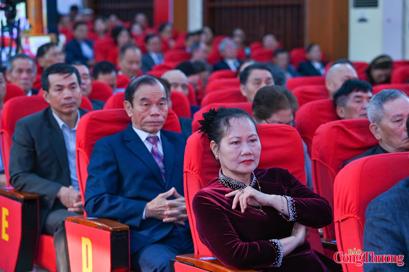 Ứng cử viên đại biểu Quốc hội khóa XVI tiếp xúc cử tri tại Đơn vị bầu cử số 2 - 13