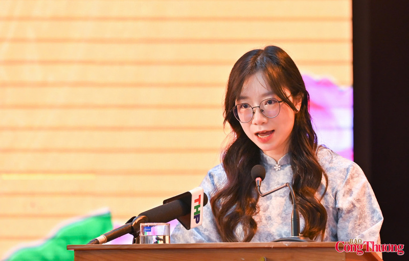 Đồng chí Hoàng Minh Phương, Giảng viên Khoa Ngoại ngữ, Trường Đại học Hải Phòng trình bày chương trình hành động của người ứng cử đại biểu Quốc hội khóa XVI.