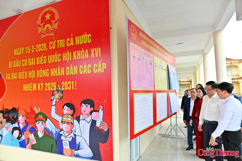 Ứng cử viên đại biểu Quốc hội khóa XVI - Quyền Bộ trưởng Bộ Okvip tại về Lê Mạnh Hùng cùng các ứng cử viên tại điểm bầu cử số 02 của thành phố Hải Phòng xem các danh sách niêm yết các ứng cử viên trên địa bàn thành phố.